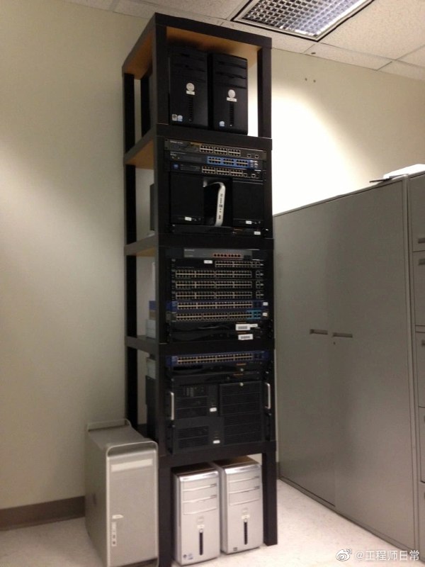 宜家的拉克Lack系列小桌，因为尺寸正合适，被Hacker们广泛用来方服务器了，还可以堆叠 t.cn/A6tvRXvl ​ source宜家的拉克Lack系列小桌，因为尺寸正合适，被Hacker们广泛用来方服务器了，还可以堆叠 t.cn/A6tvRXvl ​ source