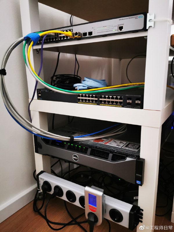 宜家的拉克Lack系列小桌，因为尺寸正合适，被Hacker们广泛用来方服务器了，还可以堆叠 t.cn/A6tvRXvl ​ source宜家的拉克Lack系列小桌，因为尺寸正合适，被Hacker们广泛用来方服务器了，还可以堆叠 t.cn/A6tvRXvl ​ source