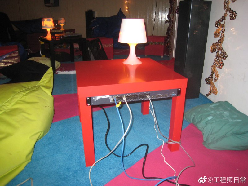 宜家的拉克Lack系列小桌，因为尺寸正合适，被Hacker们广泛用来方服务器了，还可以堆叠 t.cn/A6tvRXvl ​ source宜家的拉克Lack系列小桌，因为尺寸正合适，被Hacker们广泛用来方服务器了，还可以堆叠 t.cn/A6tvRXvl ​ source