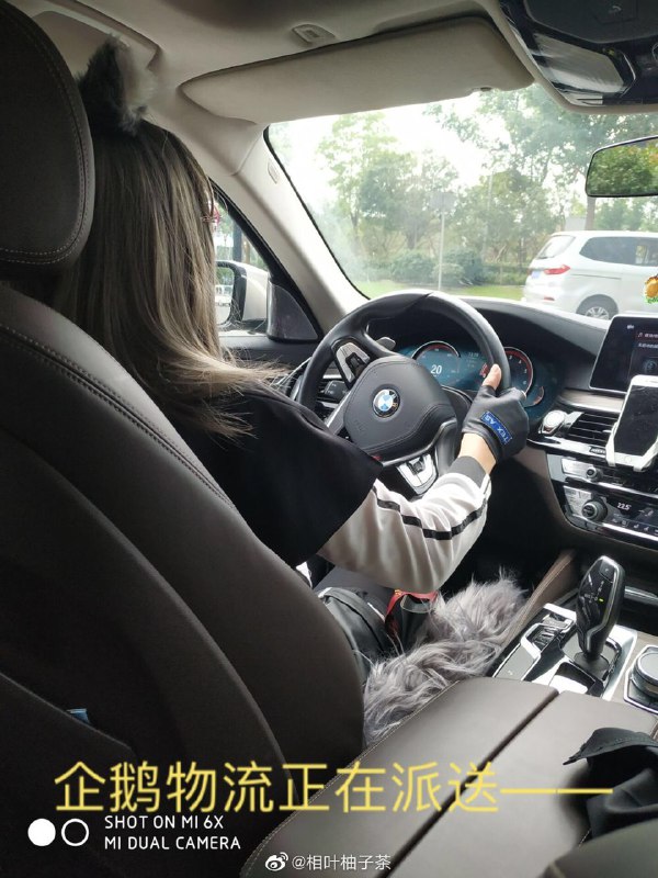 去cp打了个滴滴 一上车就发现司机穿的怪怪的给朋友发了司机的照片 他回我一句“危”“祝你好运”“赶上企鹅物流了啊…”有没有懂行的老哥解释下？？？ ​​​现在送快递还能接滴滴单的嘛？ @相叶柚子茶