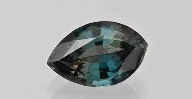 假蓝宝石不是假的蓝宝石，也不是真的蓝宝石，它和蓝宝石是两种不同的宝石，假蓝宝石是真宝石，一种天然的宝石，是比蓝宝石更为稀有的真宝石，它的矿物正式名就叫假蓝宝石(Sapphirine)