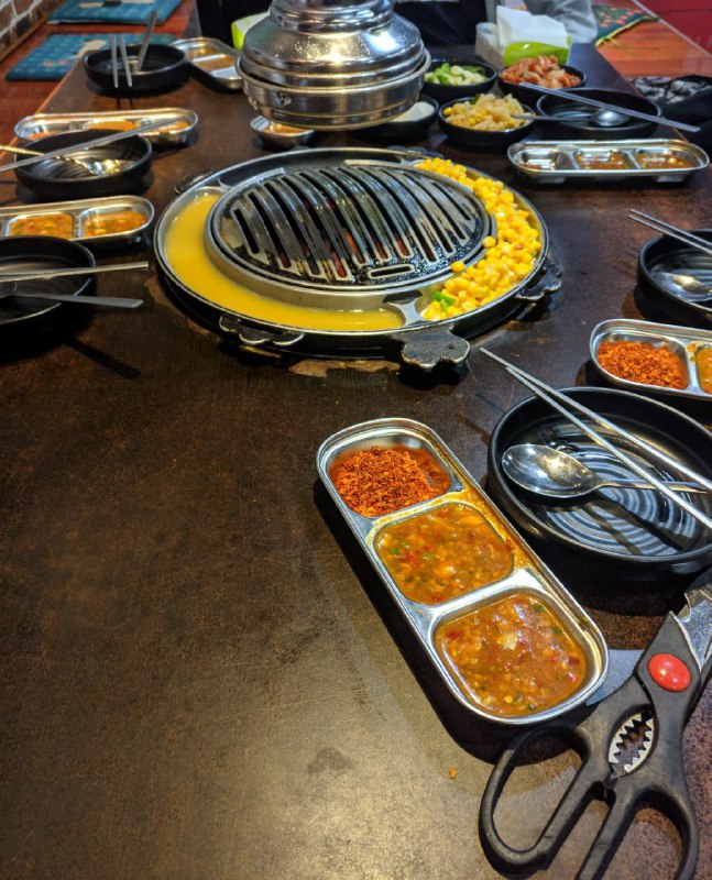 各admin一起恰烤肉 一个不在本地 一个在桌上