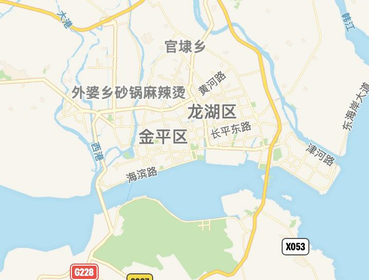 苹果地图会把带「乡」字的短语当作乡镇名称，所以在地图缩小到一定比例后会出现这种特别神奇的状况